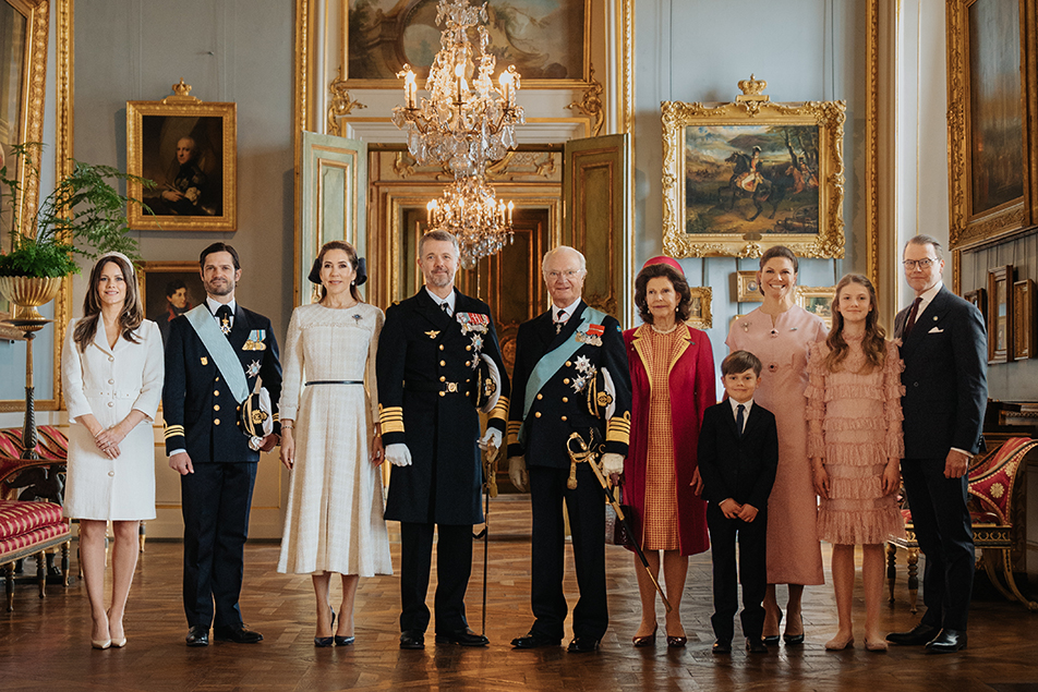 Kungafamiljen tillsammans med Kung Frederik och Drottning Mary.