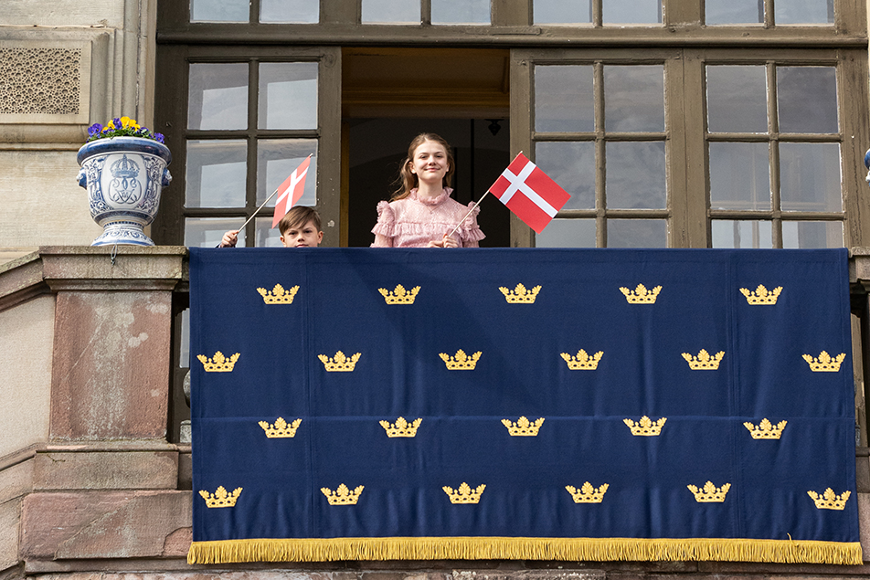 Prinsessan Estelle och Prins Oscar välkomnade Danmarks kungapar från Logården.