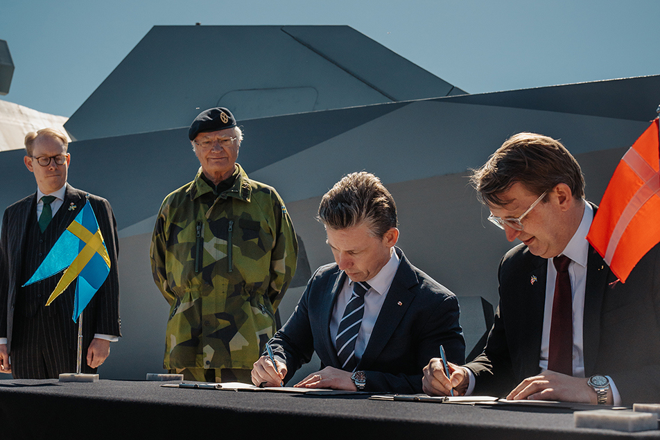 Försvarsminister Pål Jonson och Danmarks försvarsminister Lund Poulsen skrev under en avsiktsförklaring inom försvarsområdet i kungarnas närvaro.