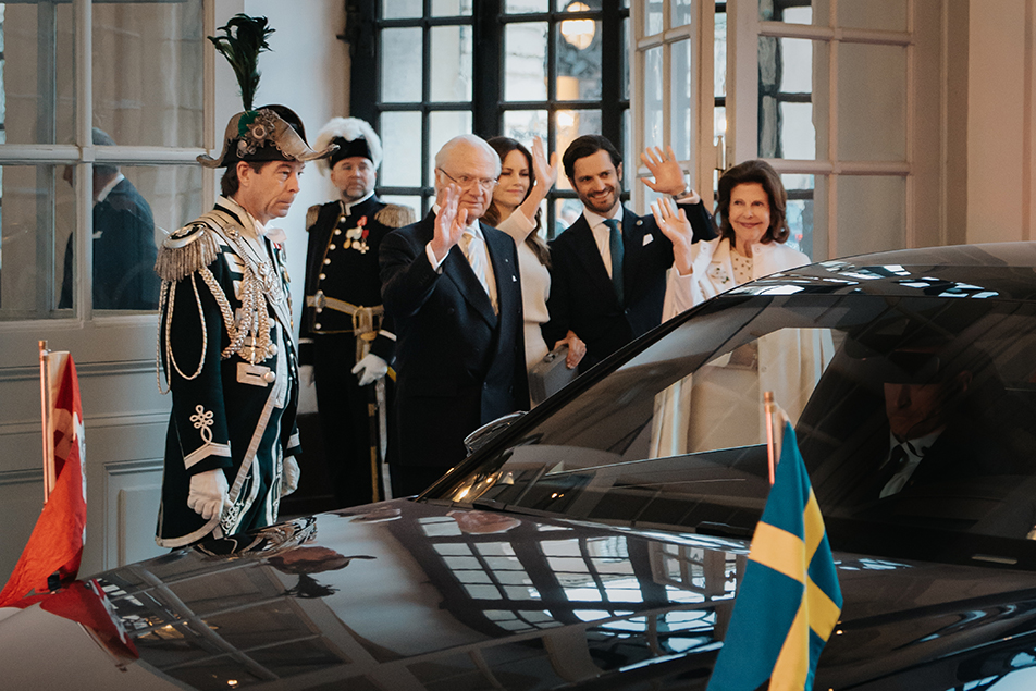 Kungafamiljen vinkar adjö till det danska Kungaparet.