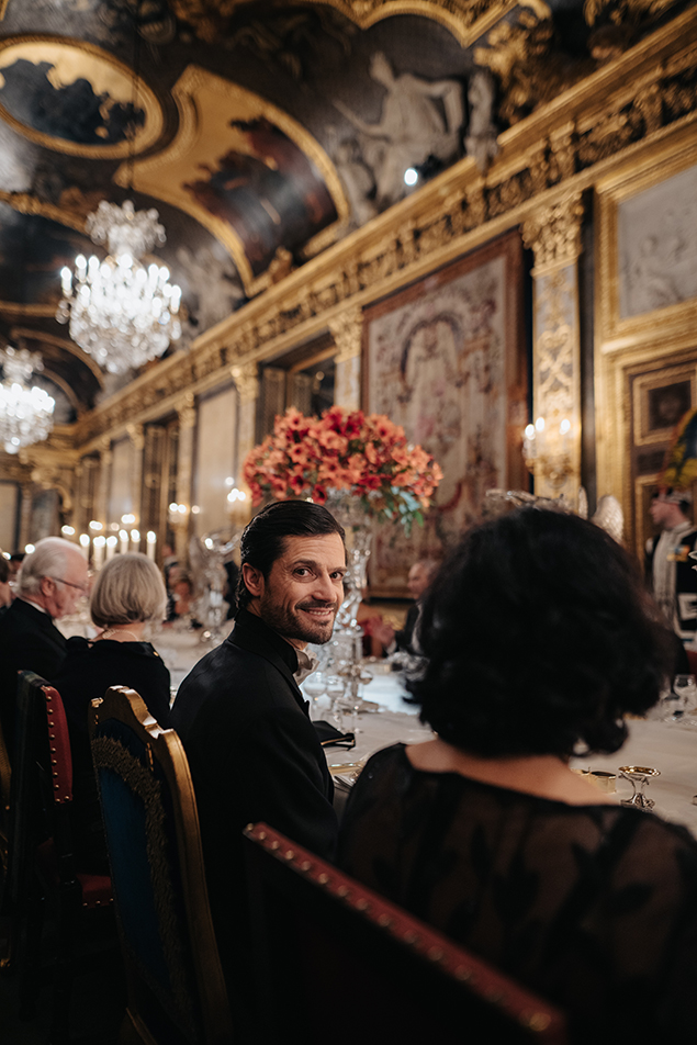 Prins Carl Philip vid middagen i Karl XI:s galleri.