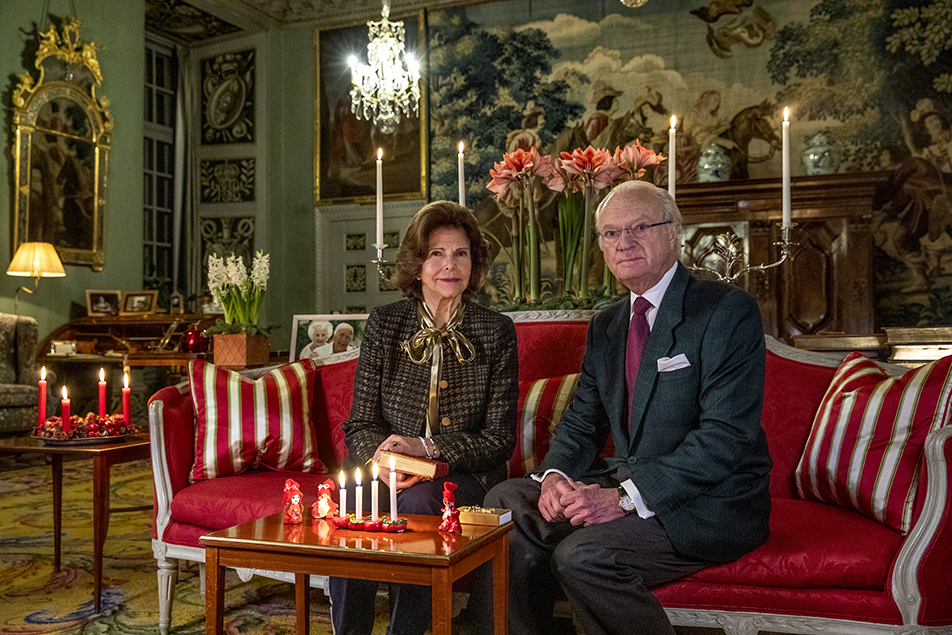 Kungaparet önskar en glad fjärde advent från sitt hem på Drottningholms slott. 