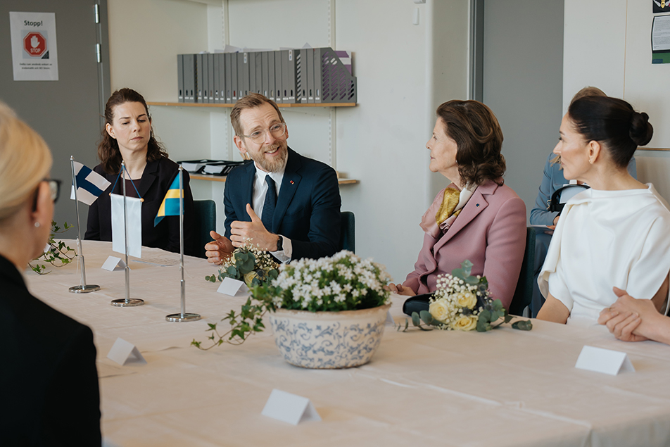 Drottningen och presidentfrun i samtal med socialminister Jakob Forssmed och personal på Sätraskolan.