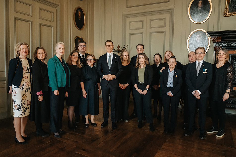 President Stubb tillsammans med hovets personal med finsk anknytning i slottets gästvåning.