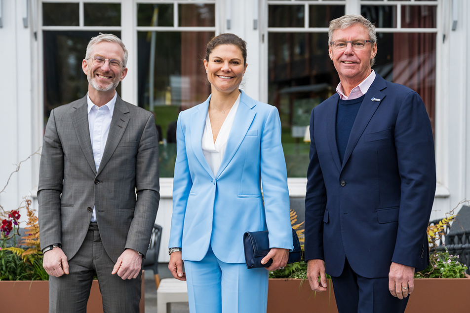 Kronprinsessan tillsammans med professor Henrik Österblom och SeaBOS managing director Martin Exel vid ankomsten till mötet på Färingsö. 