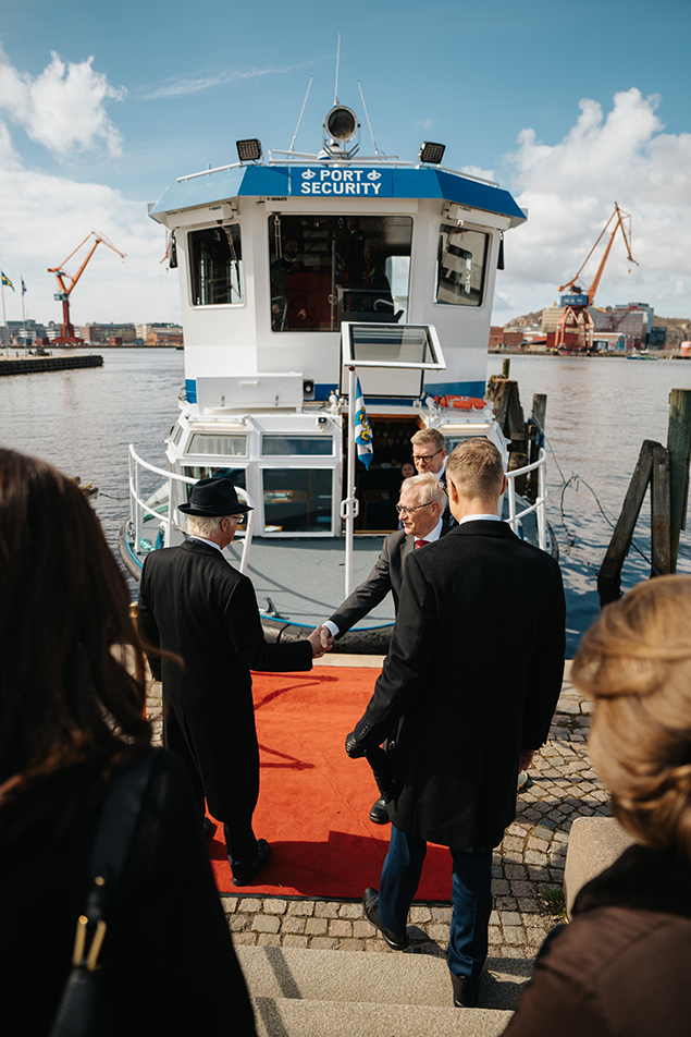 Kungaparet och presidentparet hälsas välkomna ombord av Göteborgs hamns vd Göran Eriksson.