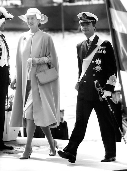 Kungen och drottning Margrethe efter att det danska regentparet stigit i land i Stockholm vid statsbesöket 1985.