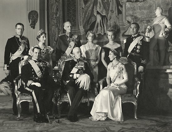 De svenska och danska kungafamiljerna fotograferade på Stockholms slott i samband med kung Frederik IX och drottning Ingrids statsbesök 1947.