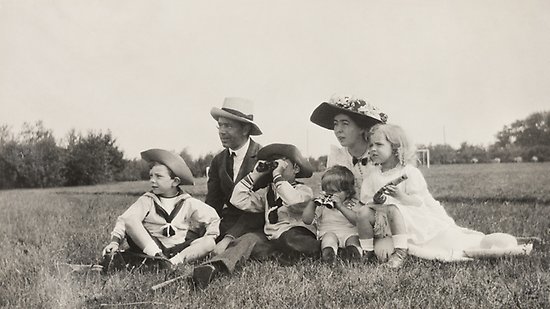 Gustaf VI Adolf och kronprinsessan Margareta med barnen (från vänster) prins Sigvard, prins Gustaf Adolf, prins Bertil och prinsessan Ingrid.