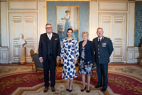 Kronprinsessan tillsammans med Kent Ahlqvist och Kerstin Melander, 2024 års mottagare av Landstormsfondens förtjänstmedalj, samt Stefan Sandborg som tackades av efter fem år som ledamot i fonden.