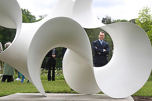 Prins Daniel vid invigningen av skulpturutställningen ”Eva Hild at Djurgården”. 