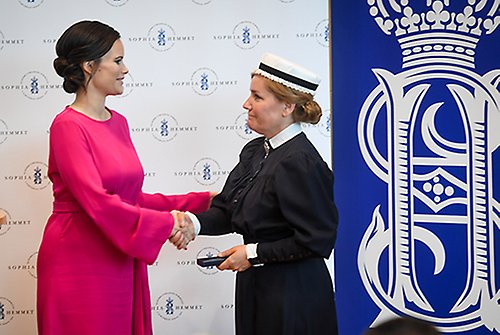 Prinsessan Sofia delar ut förtjänsttecken till Sophiasyster Christina Gisleskog.