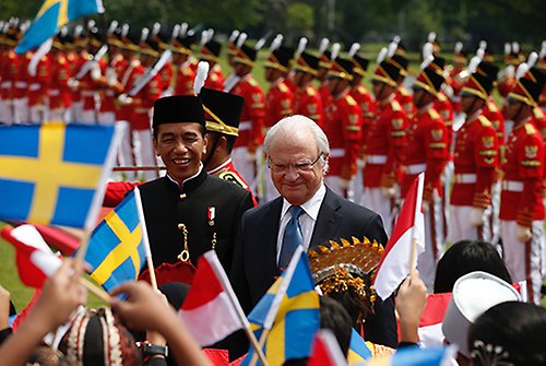 President Joko Widodo och Kungen under välkomstceremonin. 
