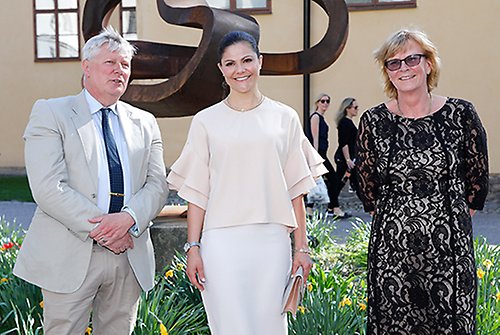 Kronprinsessan välkomnas av Lars Ohly, ordförande Handikappförbunden, och Annika Nyström Karlsson kanslichef. 