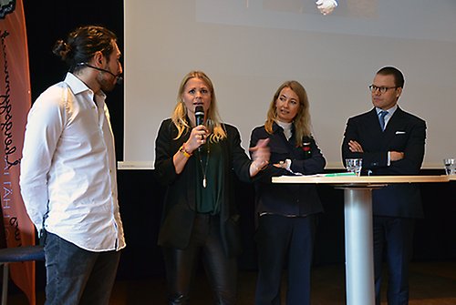 I Magnus Åbergsgymnasiets aula talade dagens moderator Leo Razzak, Anna Stenberg, Lena Patriksson Keller och Prins Daniel om erfarenheter av entreprenörskap. 