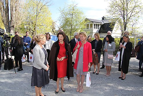 Wilhelmina Hoffman, Silviahemmets rektor och verksamhetschef, Drottningen och barn-, äldre- och jämställdhetsminister Åsa Regnér vid invigningen av SilviaBo. 