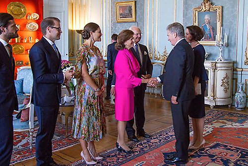 Finlands president Sauli Niinistö och fru Jenni Haukio välkomnas till Kungliga slottet.