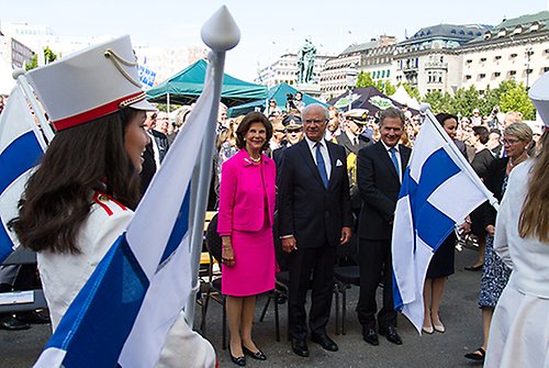 Kungaparet och presidentparet vid invigningen av festivalen STHLM/SUOMI i Kungsträdgården. 