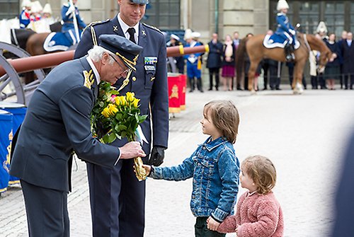 Kungen blev traditionsenligt uppvaktad med blommor och teckningar av barn som kommit till Kungl. Slottet. 