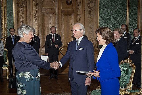 Marianne Nivert tar emot H.M. Konungens medalj, 12:e storleken i Serafimerordens band, för förtjänstfulla insatser inom svenskt näringsliv. 