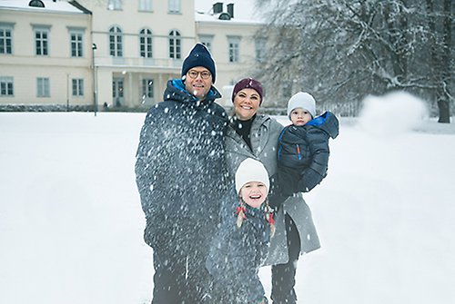 Kronprinsessfamiljen vid Haga slott. 