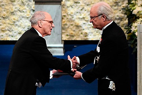 Kungen delar ut Nobelpriset i fysik till Rainer Weiss. 