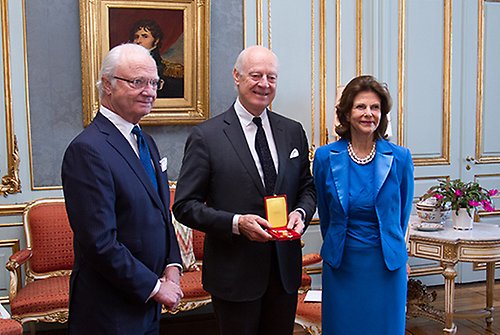 Kungaparet tillsammans med Staffan de Mistura vid utdelningen av Prins Carl-medaljen, som ägde rum på Kungl. Slottet. 