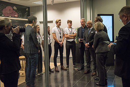 Under besöket på Sony Mobile i Lund träffar delegationen studenter som deltar i programmet Tekniksprånget. Det är ett praktikprogram för att locka fler ungdomar till högre tekniska utbildningar. Kungl. Ingenjörsvetenskapsakademien (IVA) ligger bakom initiativet. 