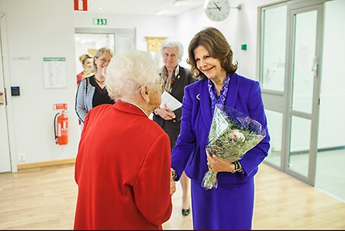Marianne Fornander, 104 år, hälsar Drottningen välkommen till vård- och omsorgsboendet.