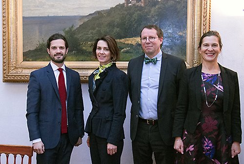 Prins Carl Philip tillsammans med departementsrådet Cecilia Ruthström-Ruin, kanslirådet Staffan Eklöf och kanslirådet Åsa Andrae. 