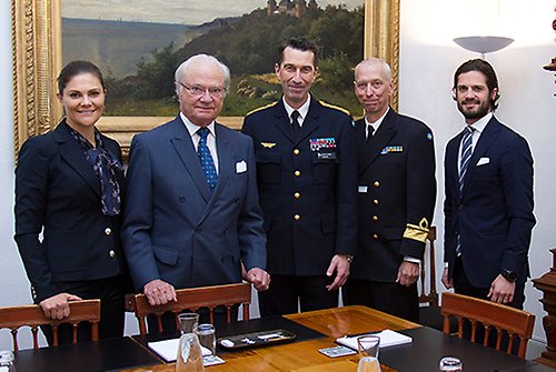 Kronprinsessan, Kungen, överbefälhavare Micael Bydén, generalmajor Bengt Andersson och Prins Carl Philip vid mötet på Kungliga slottet. 