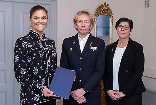 Kronprinsessan tillsammans med rikslottachef Barbro Isaksson och generalsekreterare Heléne Rådemar vid mötet på Kungl. Slottet. 