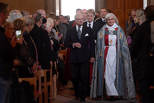 Kungen och ärkebiskop Antje Jackelén anländer till högtidsgudstjänsten i Uppsala domkyrka. 