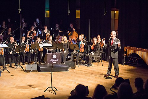 Kungen tackar alla medverkande för konserten. Festkonserten på Musikhögskolan Ingesund var Karlstads universitets gåva till Kungen med anledning av 70-årsdagen förra året. 