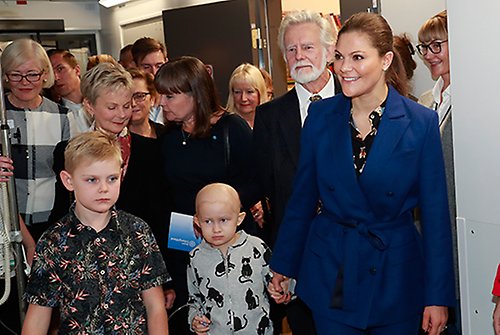 Kronprinsessan gjorde en rundvandring på sjukhuset tillsammans med Vidar och Siri. 