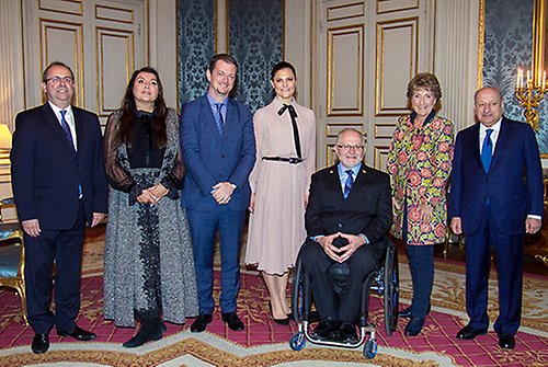 Kronprinsessan tillsammans med Xavier Gonzalez, Maria Guleghina, Andrew Parsons, Philip Craven, Prinsessan Margriet och Hassan Ali Bin Ali  i Prins Bertils våning. 