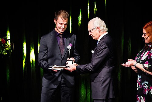 Kungen delar ut Polhemspriset till Daniel Stenberg. Till höger i bild Cecilia Schelin Seidegård, ledamot i Polhemsrådet.