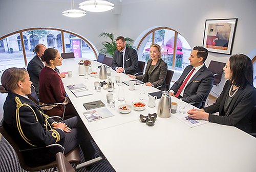 Under mötet på Stockholms Handelskammare; Lena Martin, Kronprinsessan, Göran Brocknäs, Fredrik Sand, Maria Rankka, Andreas Hatzigeorgiou och Daniella Waldfogel.
