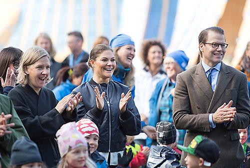 Miljöminister Karolina Skog, Kronprinsessan och Prins Daniel inför invigningen av Skogsmulles hinderbana.