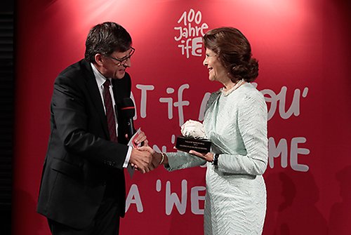 Drottningen tar emot Theodor Wanner-priset för sitt mångåriga sociala engagemang. Tysklands utrikesminister Sigmar Gabriel höll tal till Drottningen under prisceremonin.