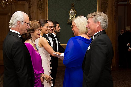 Kungafamiljen tar emot gästerna i Lovisa Ulrikas matsal, Kungliga slottet.