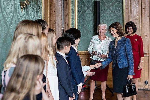 Drottningen välkomnar eleverna från Adolf Fredriks musikklasser till Kungl. Slottet. 