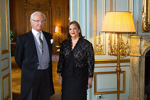Kungen tillsammans med ambassadör Marina Isabel Cáceres de Estéves. 
