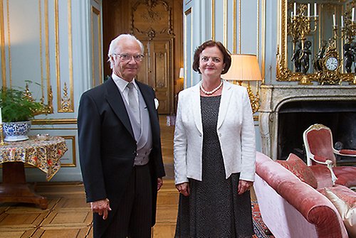 Kungen tillsammans med Ungerns ambassadör Lilla Makkay vid dagens avskedsaudiens. 