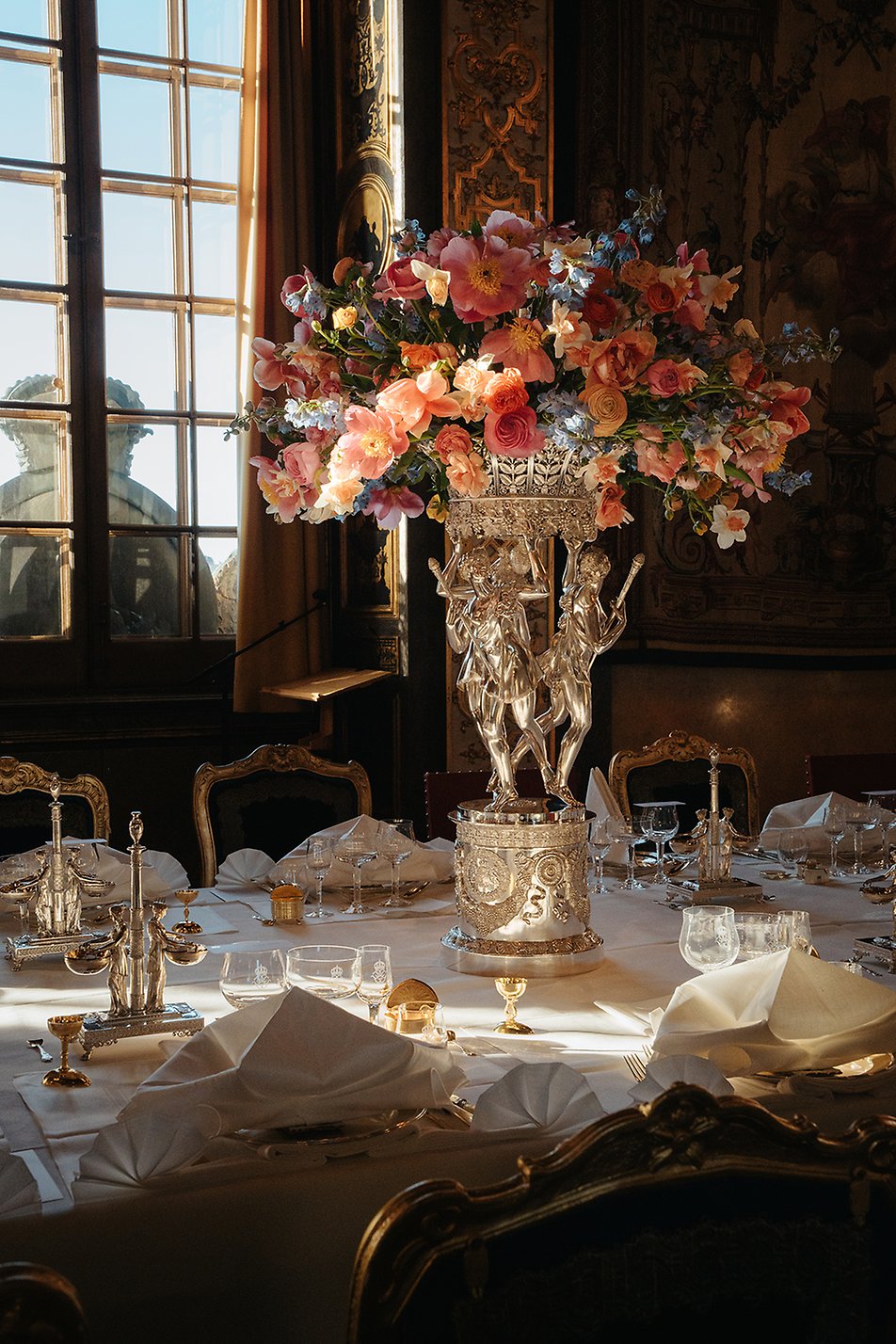 Middagsbordet i Karl XI:s galleri var dukat med den brasilianska silverservisen och blomsterdekorationer med ranunkel, pion, narciss, riddarsporre och tulpan.