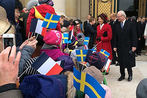 Kungaparet möter elever från svenska skolan utanför L'Hôtel des Invalides.