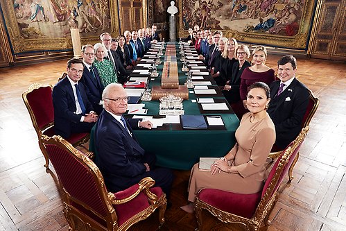 Kungen, Kronprinsessan och riksdagens talman tillsammans med den nya regeringen i Konseljsalen på Kungl. Slottet.