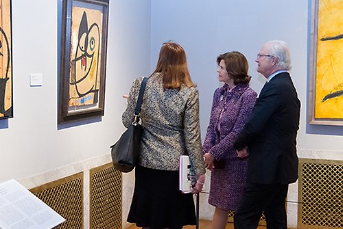 Överintendent och museichef Karin Sidén visar utställningen ”Joan Miró – Vardagslivets poesi”.