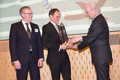 Kungen överlämnar utmärkelsen Svensk Kvalitet till C2 Managements styrelseordförande Håkan Nilsson och vd Lars Nilsson. 