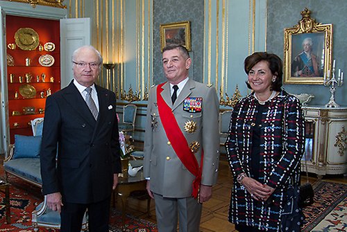 Kungen tillsammans med general Benoît Puga och hans hustru Isabelle Puga vid mötet i Prinsessan Sibyllas våning.